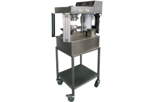 Fonceuse à tartes COMTEC 1100. Machine manuelle qui fonce les fonds de tartes et tartelettes, différents diamètre, différents moules, différentes formes, différentes pâtes (sablées et brisées).