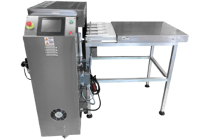 Fonceuse à tartes COMTEC 2900. Machine automatisée avec convoyeur qui fonce les fonds de tartes et tartelettes, différents diamètre, différents moules, différentes formes, différentes pâtes (sablées et brisées).